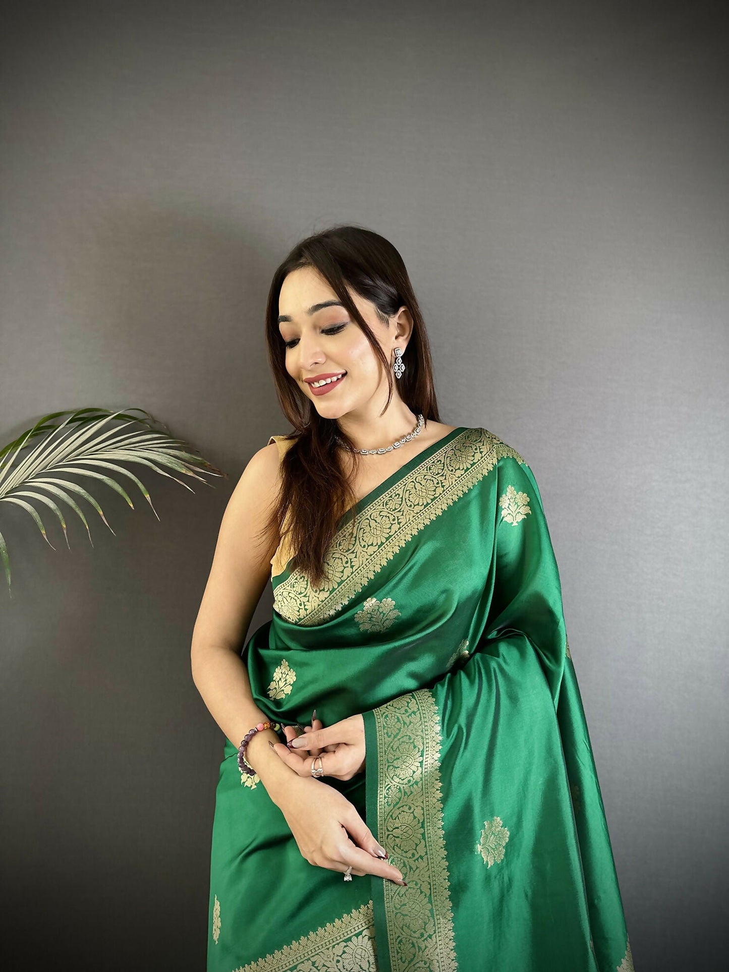 Joban Fashion Green Floral Jacquard Woven Design Cotton Silk Banarasi Silk Saree