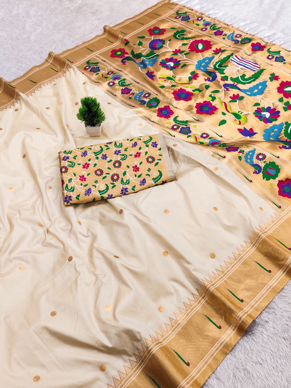 Mameraa Sarees White Faux Banarasi Silk Saree With Paithani Rich Weaved Pallu And Blouse-White