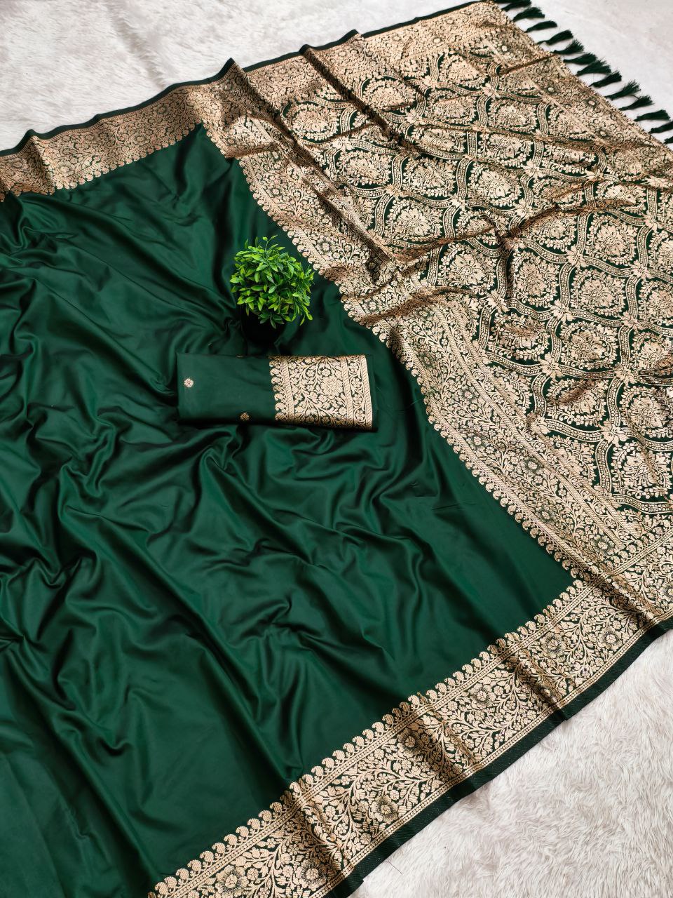 Mameraa Sarees Green Soft Banarasi Silk Fabric Saree With Natural Zari Weaving In Gala Border-Green