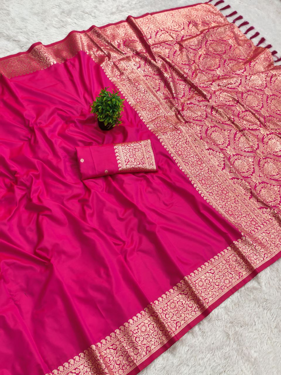 Mameraa Sarees Pink Soft Banarasi Silk Fabric Saree With Natural Zari Weaving In Gala Border-Pink