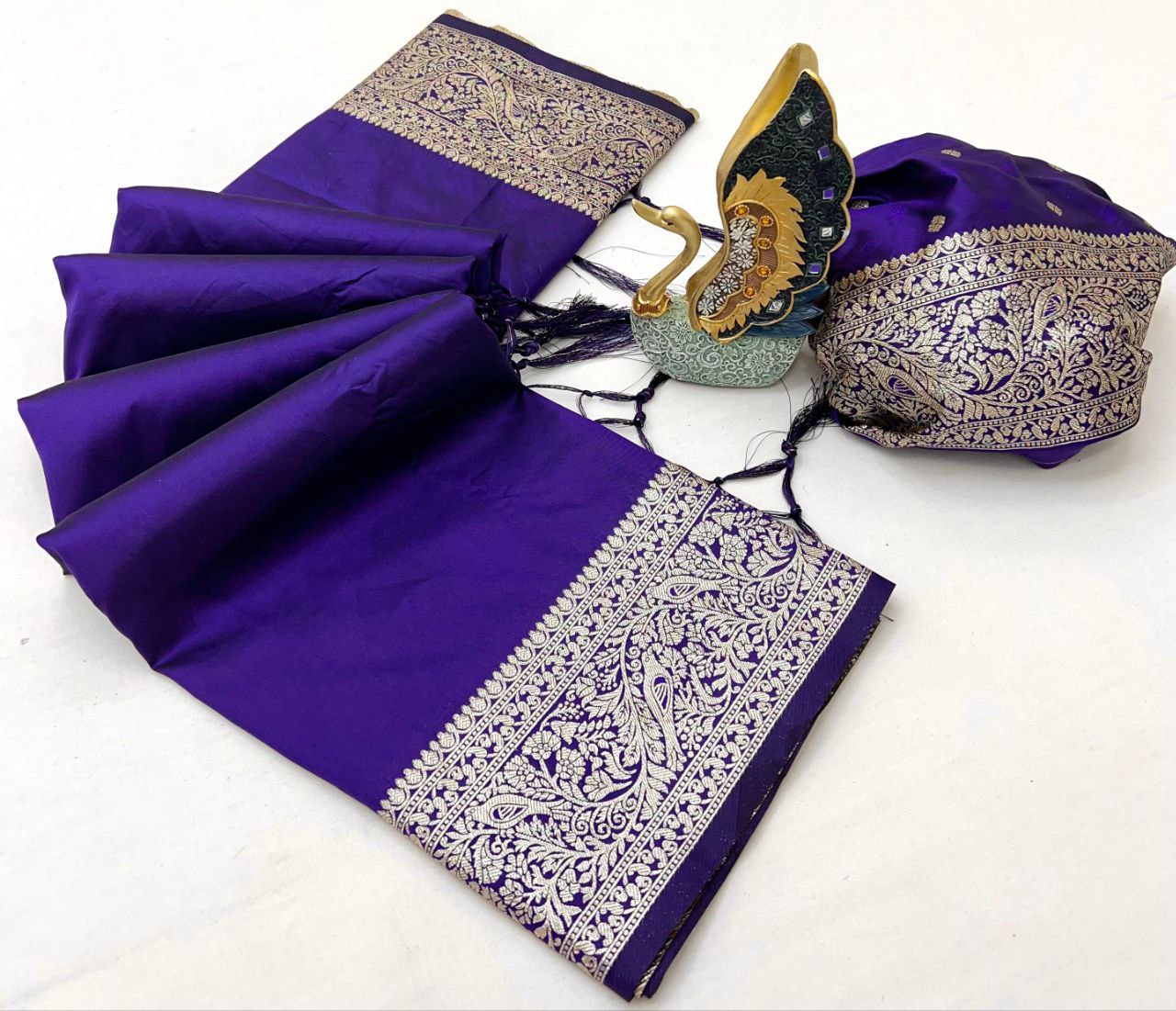Mameraa Sarees Violet Soft Banarasi Silk Fabric Saree With Natural Zari Weaving In Gala Border-Violet