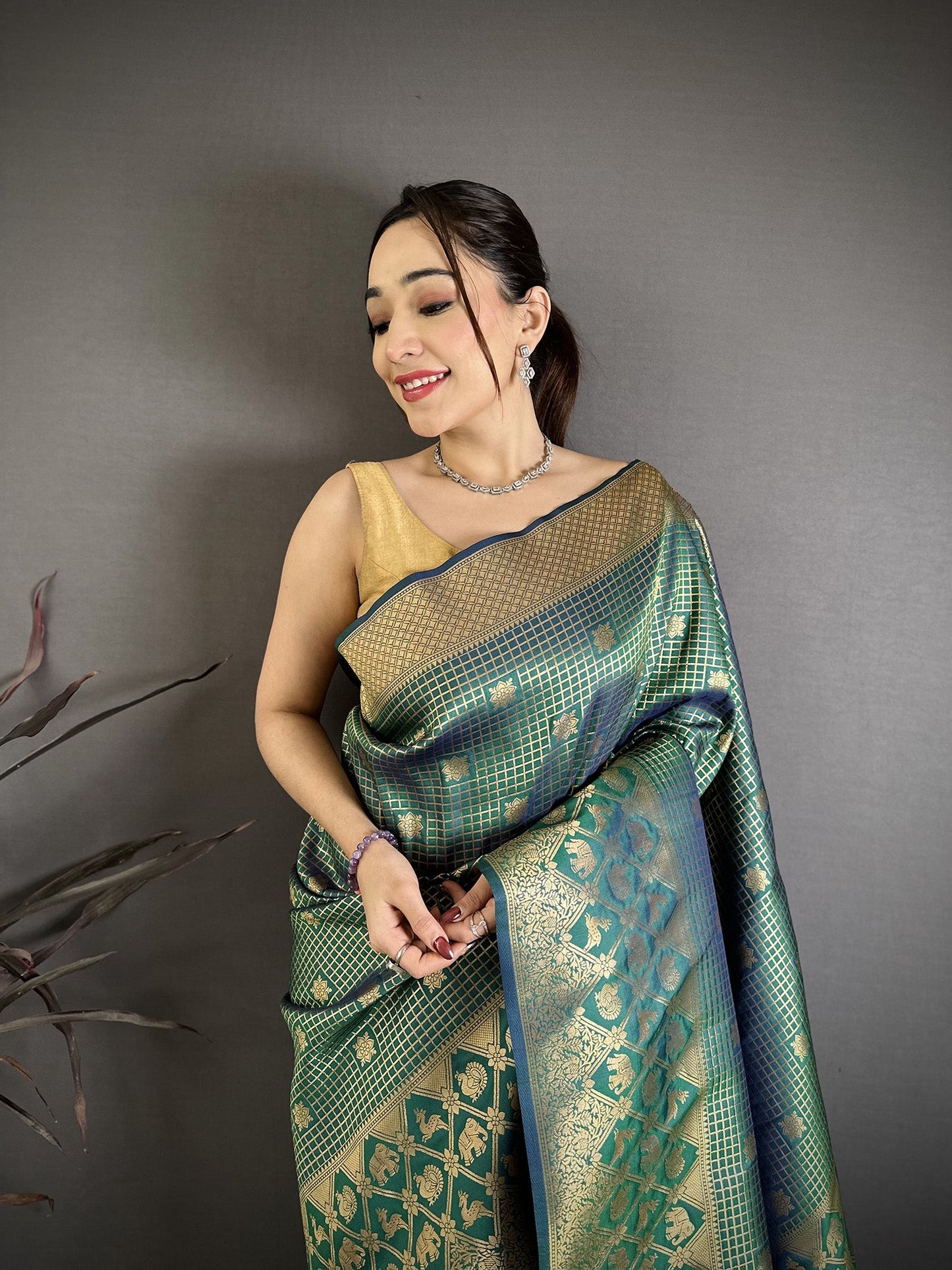 Elora Rama Green Banarasi Soft Silk Checked Body With Floral Motifs South Pattu Saree