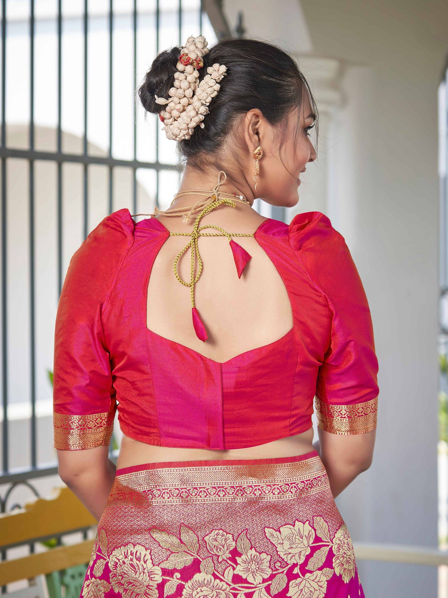 MANOHARI Banarasi Silk Blend Jacquard Work Saree - Pink