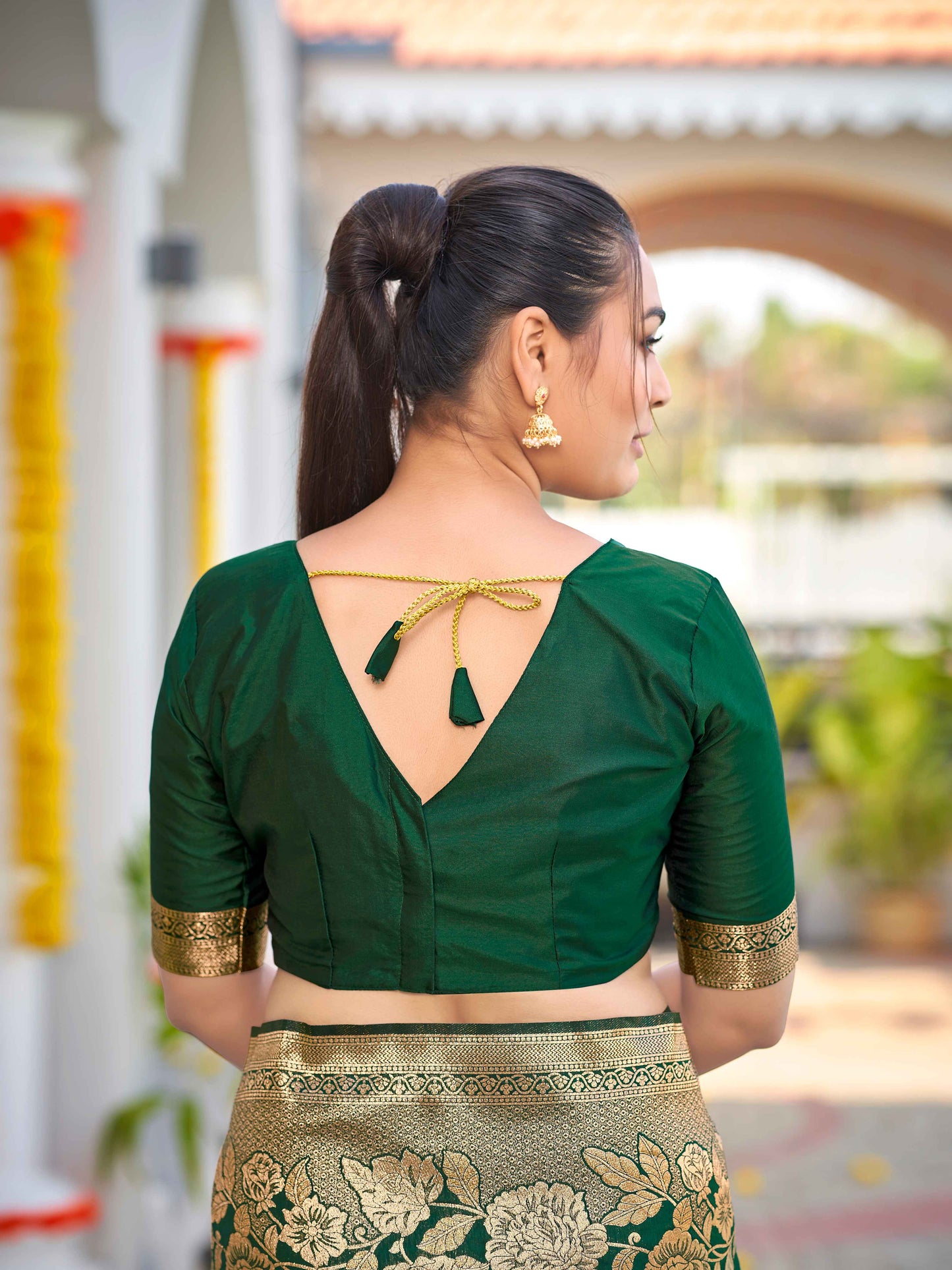 MANOHARI Banarasi Silk Blend Jacquard Work Saree - Green
