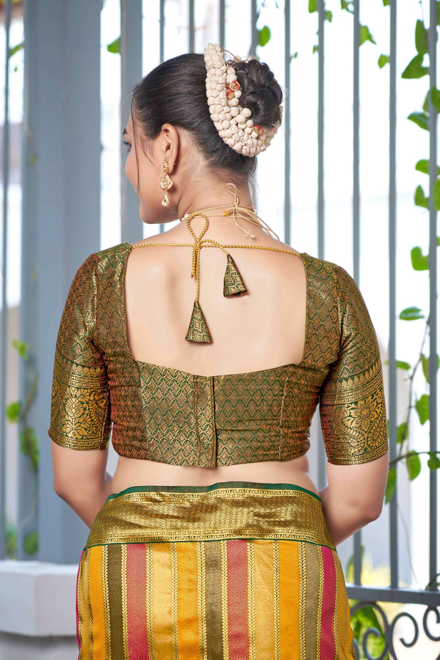 MANOHARI Banarasi Silk Blend Jacquard Work Saree - Green