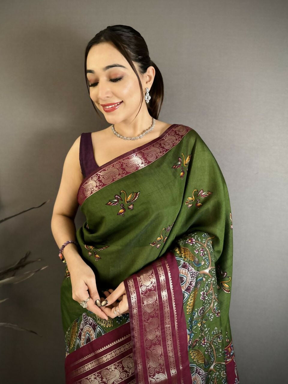Prime Volt Premium Viscose Silk Kalamkari Saree with Peacock Zari Border & Bandhani Blouse-Green