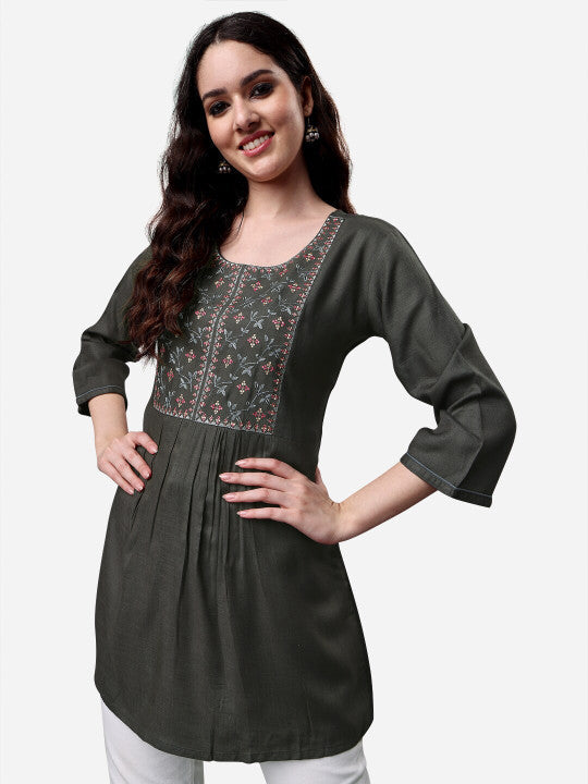 Sangria Women Floral Embroidered Longline Top