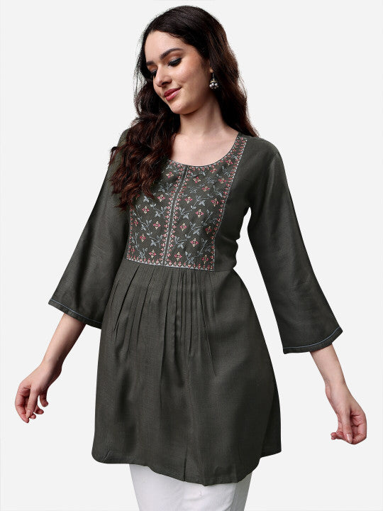 Sangria Women Floral Embroidered Longline Top