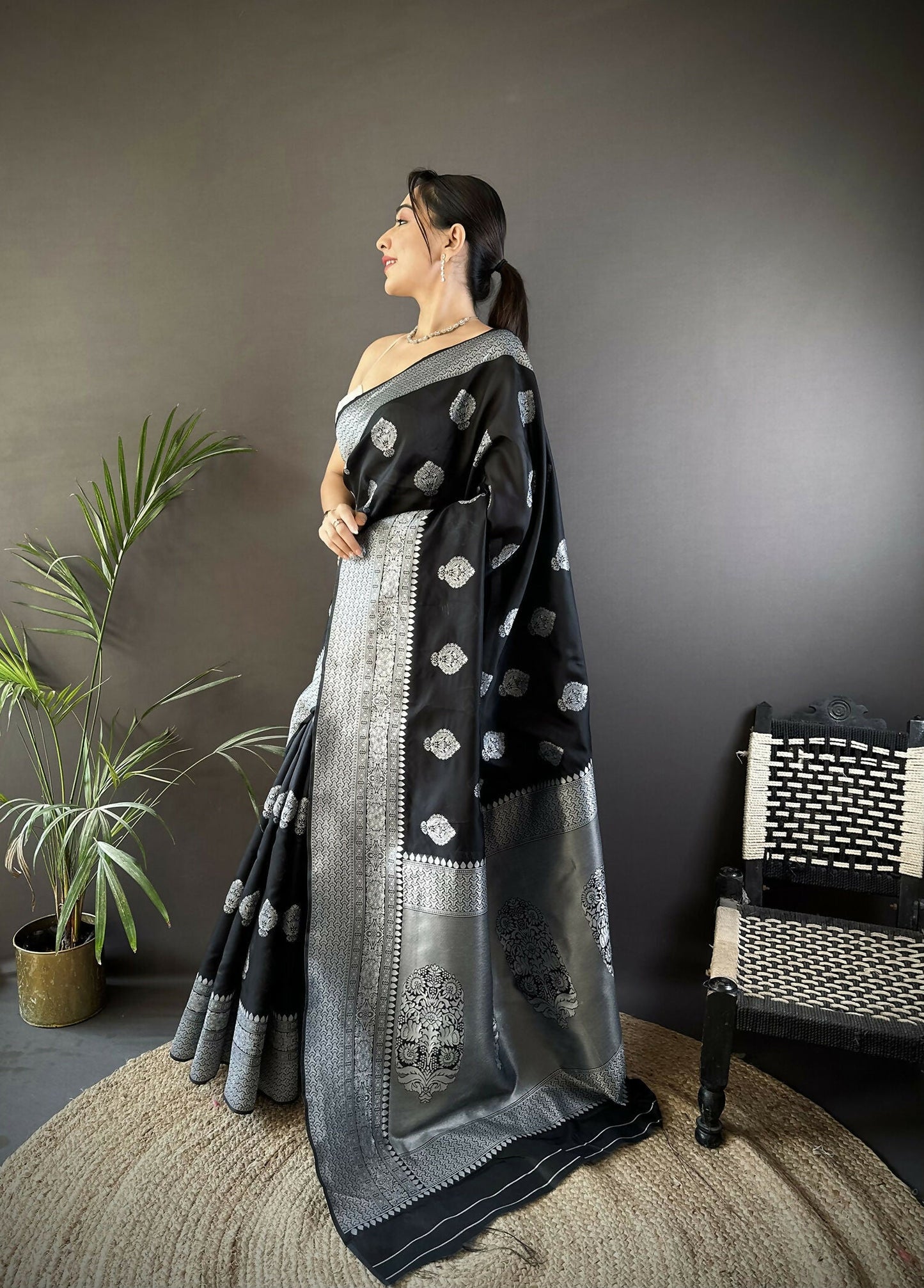 Joban Fashion Black Floral Motifs Soft Silk Banarasi Saree