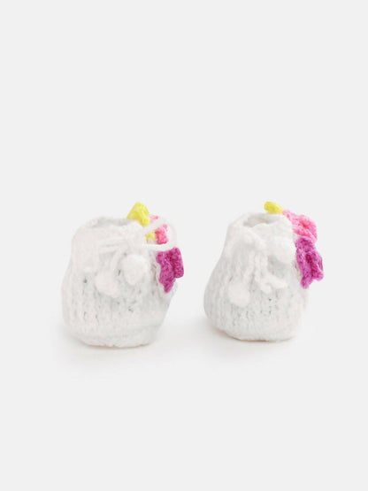 Chutput Kids Woollen Hand Knitted Flower Detailed Booties - White