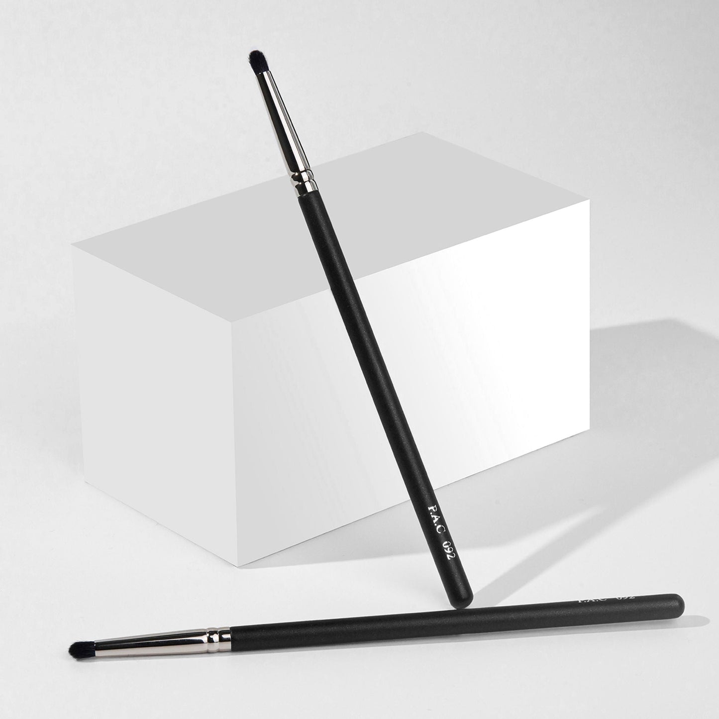 PAC Studio Eyeshadow Blending Brush 092 - Small Smudger Brush for Detailed Blending, Ultra Soft Bristles