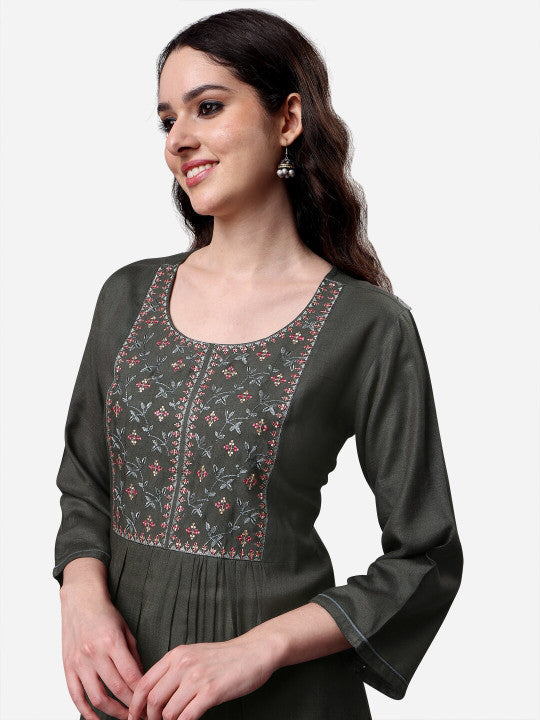 Sangria Women Floral Embroidered Longline Top
