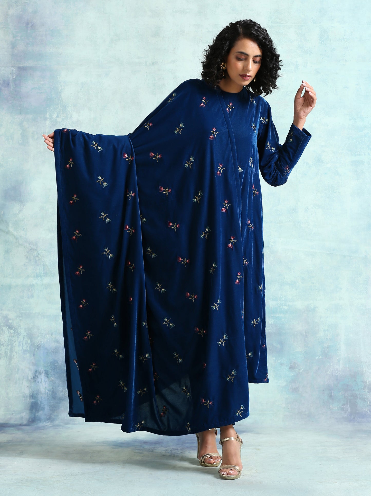 trueBrowns Blue Embroidered Velvet Shawl