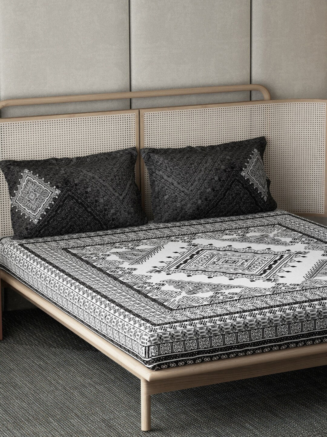 DDecor Live Beautiful Black & White 140 TC Cotton King Bedsheet & 2 Pillow Covers