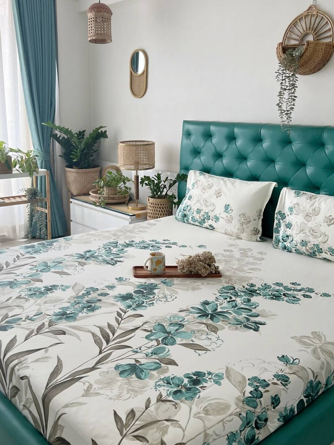 URBAN SPACE Serene White & Blue Printed 200 TC Pure Cotton Bedsheet & Pillow Covers
