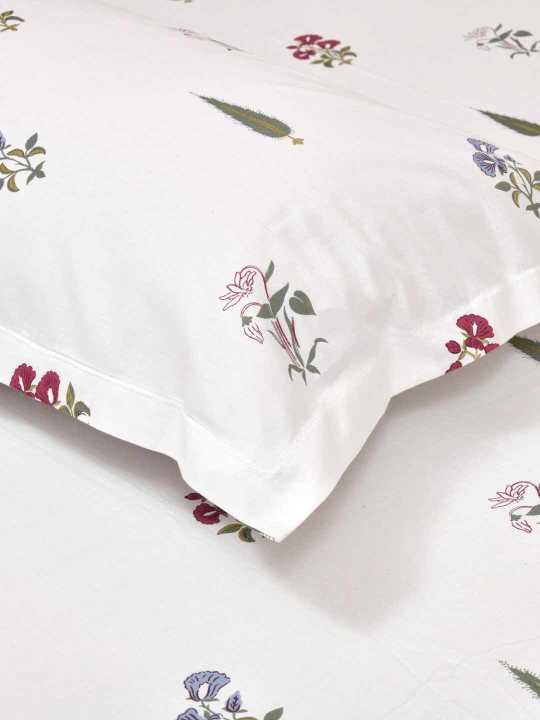 haus & kinder Floral Motifs White & Green 186 TC Cotton Queen Bedsheet & 2 Pillow Covers