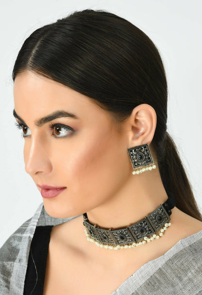 Mominos Fashion Johar Kamal Statement Silver-Plated Brass Finish Kundan/Pearls Choker For Women (Black)