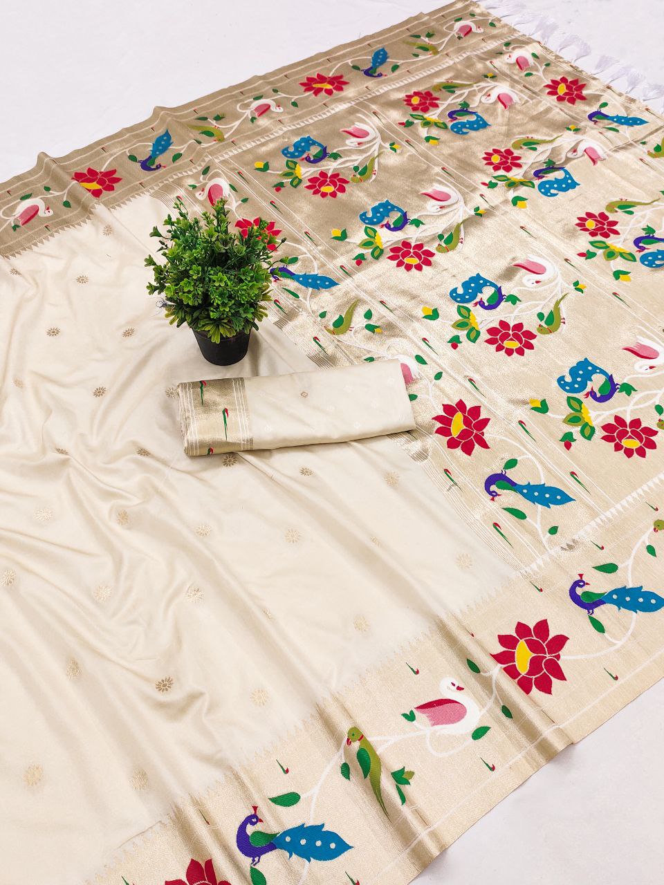 Mameraa Sarees Off White Faux Banarasi Silk Saree With Paithani Rich Weaved Pallu And Blouse-White