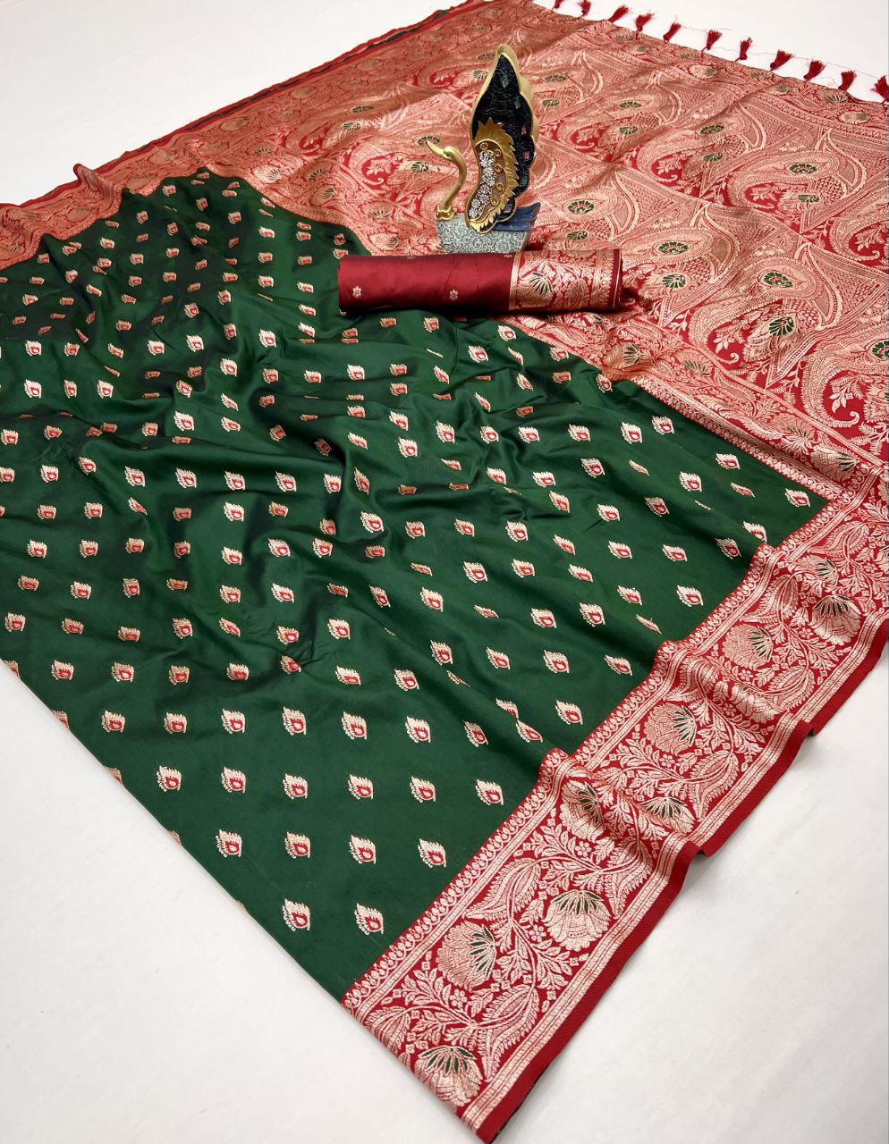 Mameraa Sarees Green Soft Banarasi Silk Saree With Zari Weaving Meenakari Design-Green