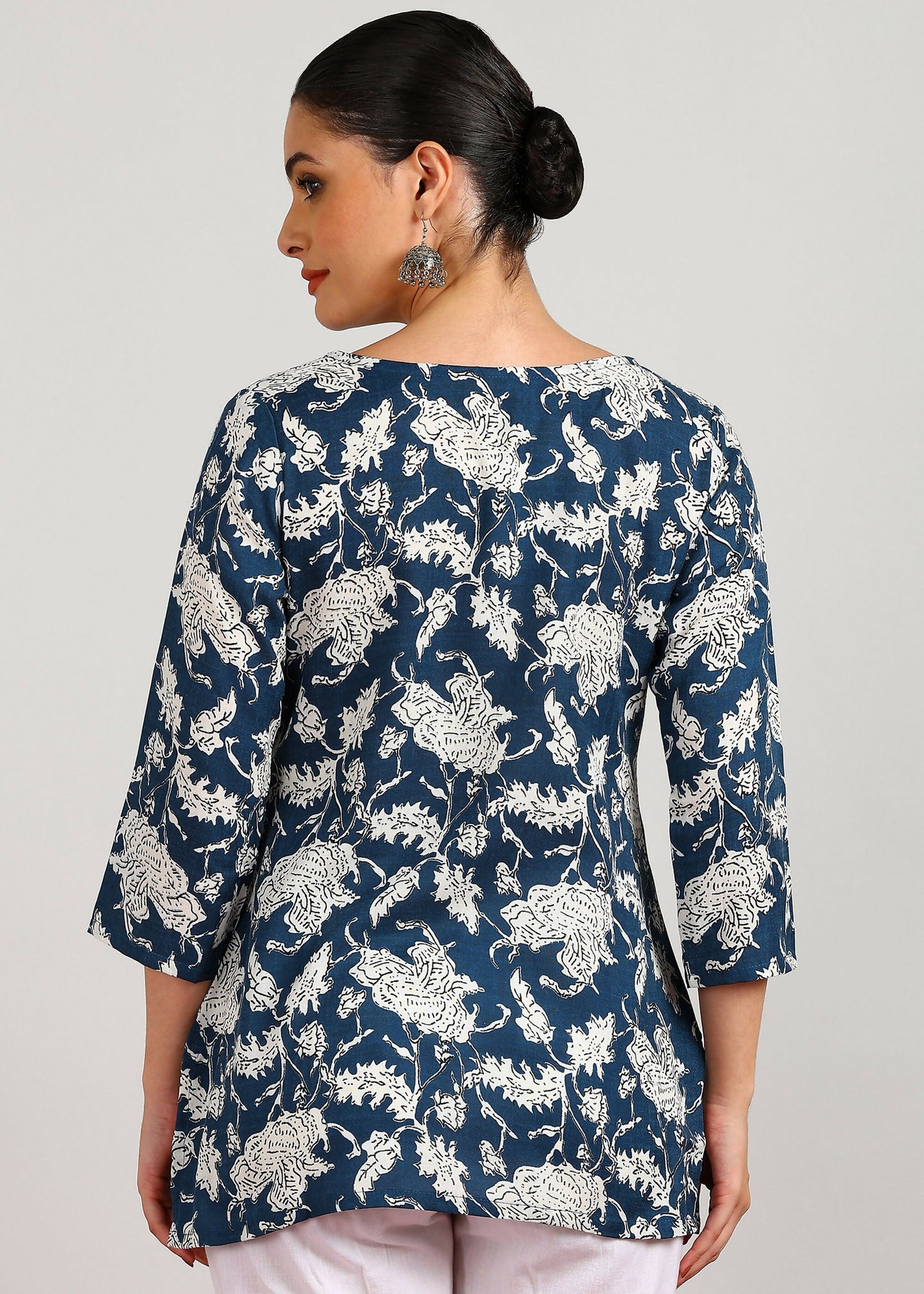 Aavyora Women's Navy Blue & White Floral Printed Tunic