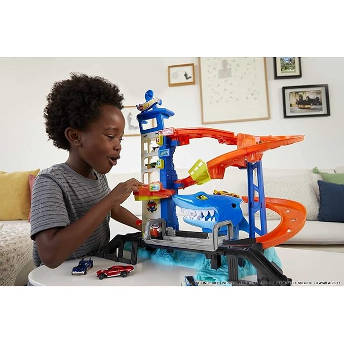 Hot Wheels Track Set and 1:64 Scale Toy Car Multi-Level Playset