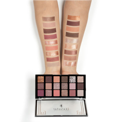 Character 18 Color Eyeshadow Palette - Smoky Elegance Cfc002