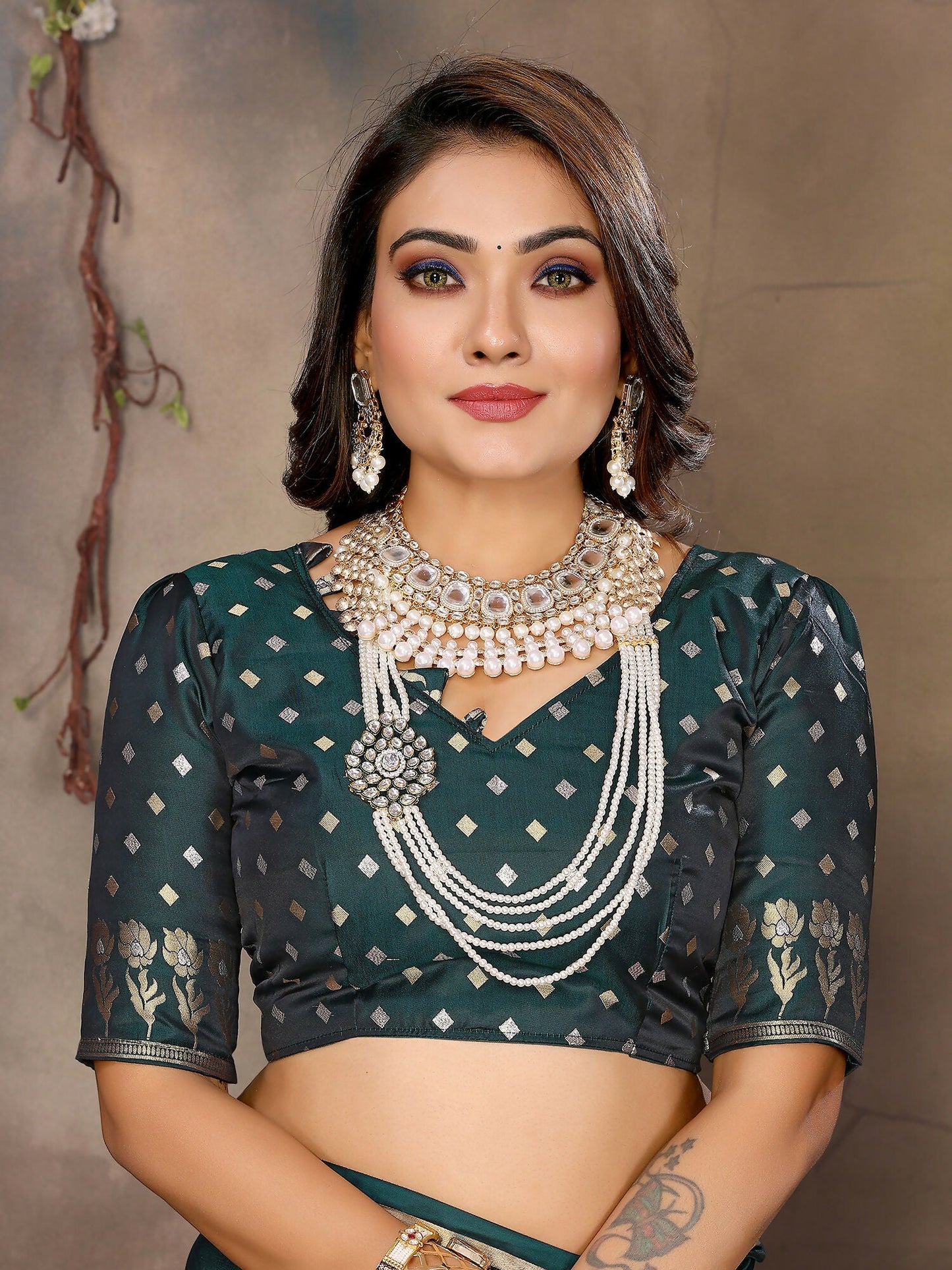 Joban Fashion Dark Green Floral & Botanical Motifs Satin Silk Banarasi Silk Saree