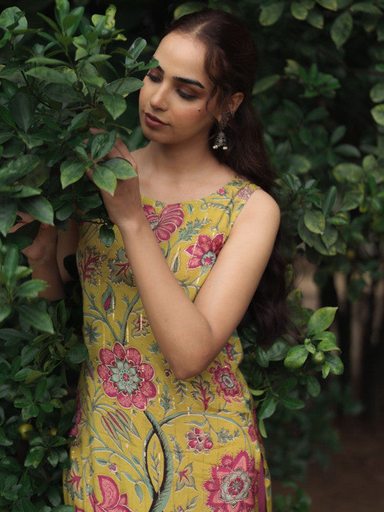 Anayna Floral Printed Round Neck Straight Kurta With Trousers