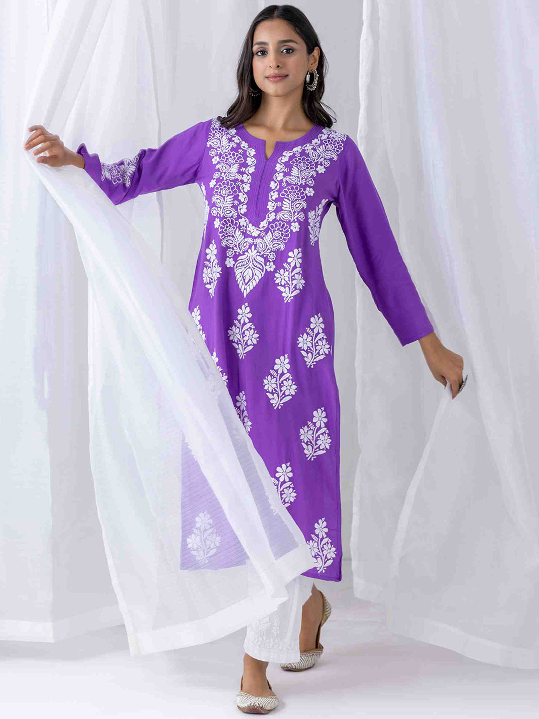 HOUSE OF KARI Floral Chikankari Embroidered Notched Round Neck Straight Kurta
