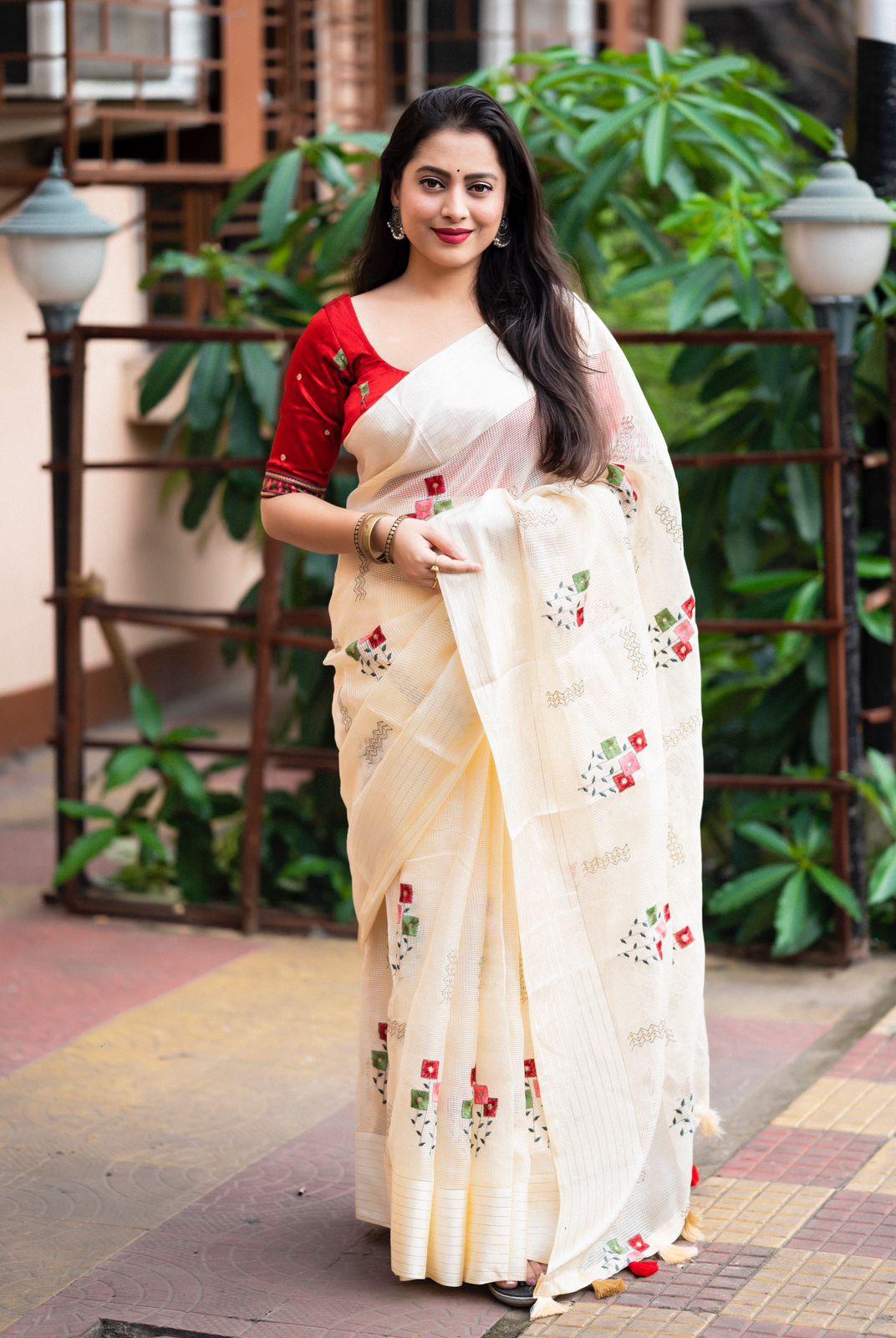 Cream Silk Blend Ethnic Motifs Saree with Unstitched Blouse - A2M