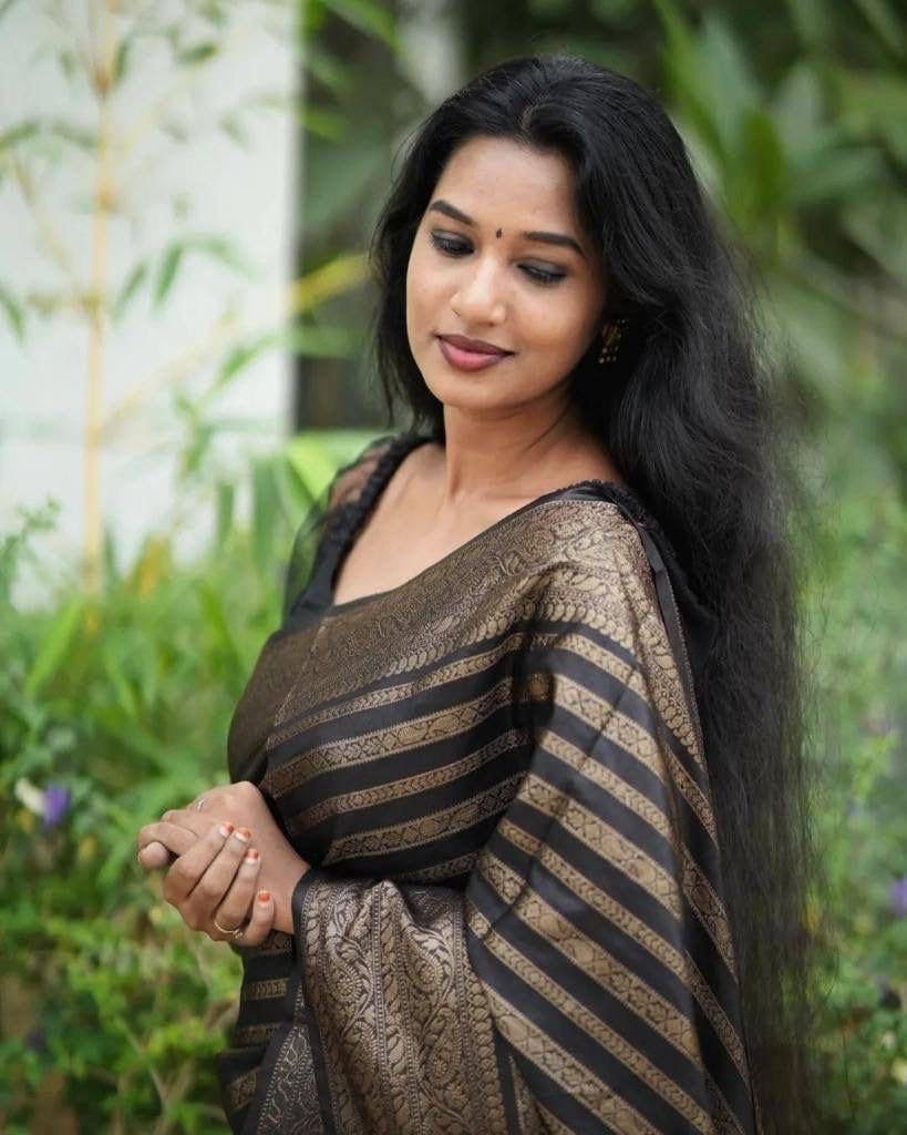 Vamika Weaving Banarasi Jacquard Black Kanjivaram Saree