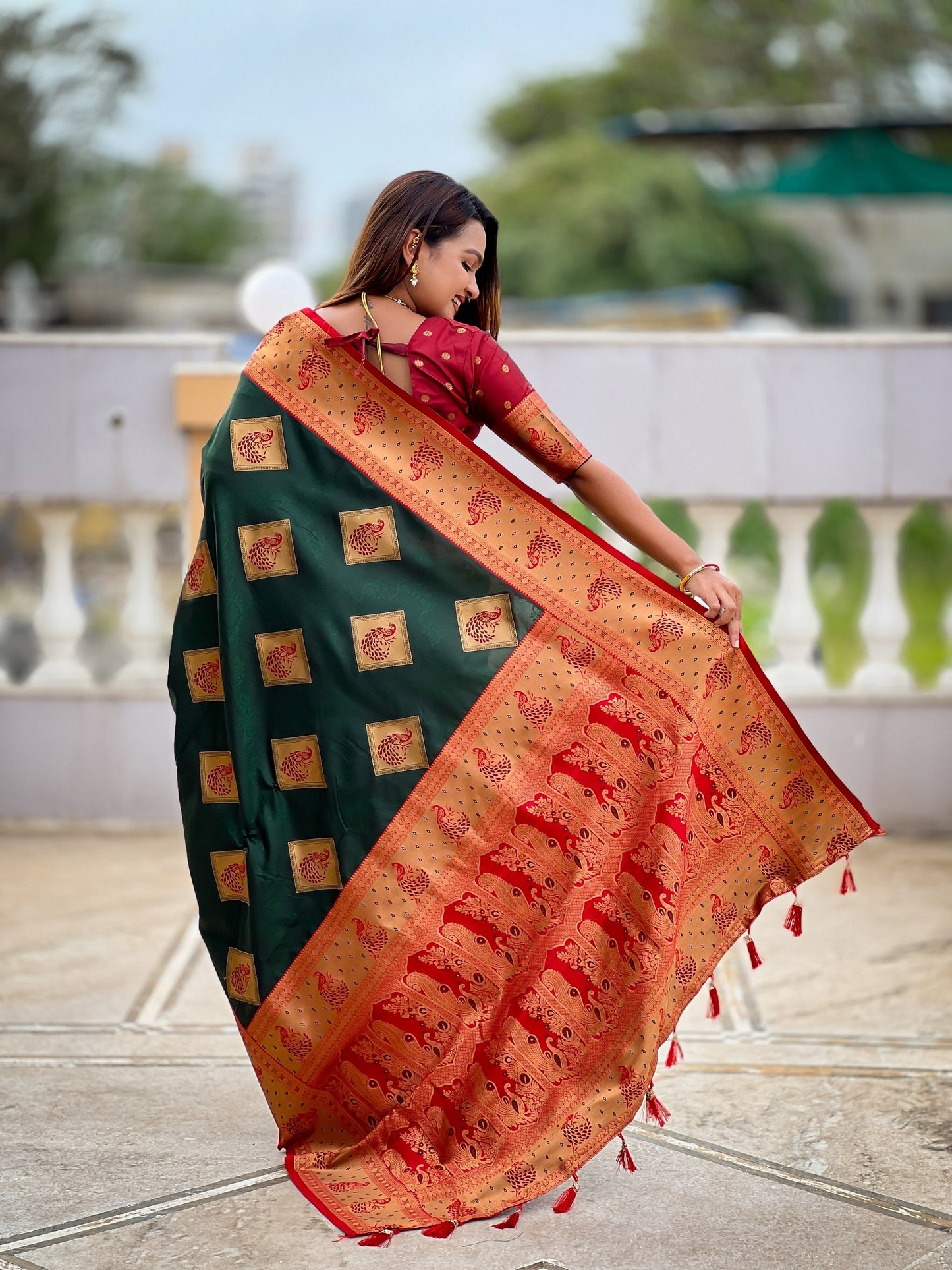 Vedant Vastram Soft Litchi Silk Banarasi Silk Jacquard Saree - Green