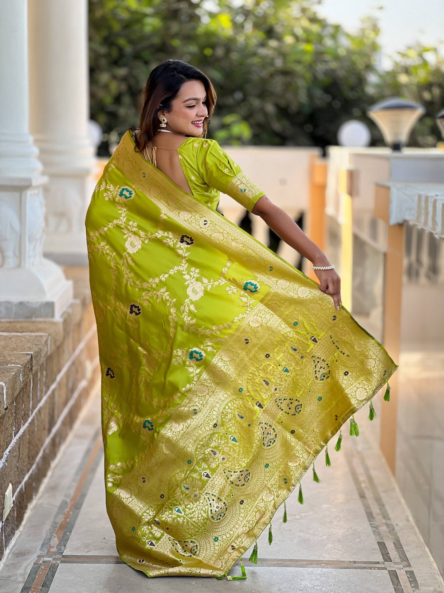 Vedant Vastram Soft Litchi Silk Banarasi Silk Jacquard Saree - Parrot