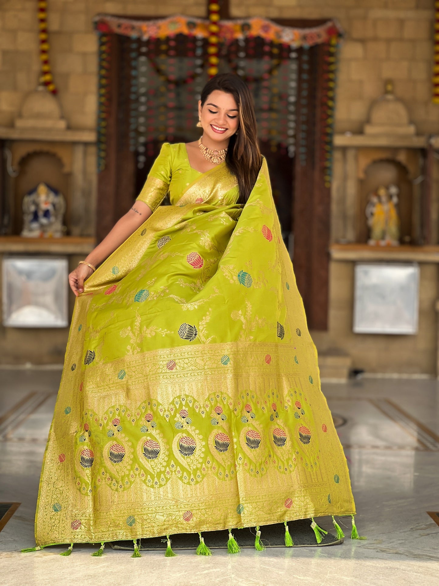 Vedant Vastram Soft Litchi Silk Banarasi Silk Jacquard Saree - Parrot