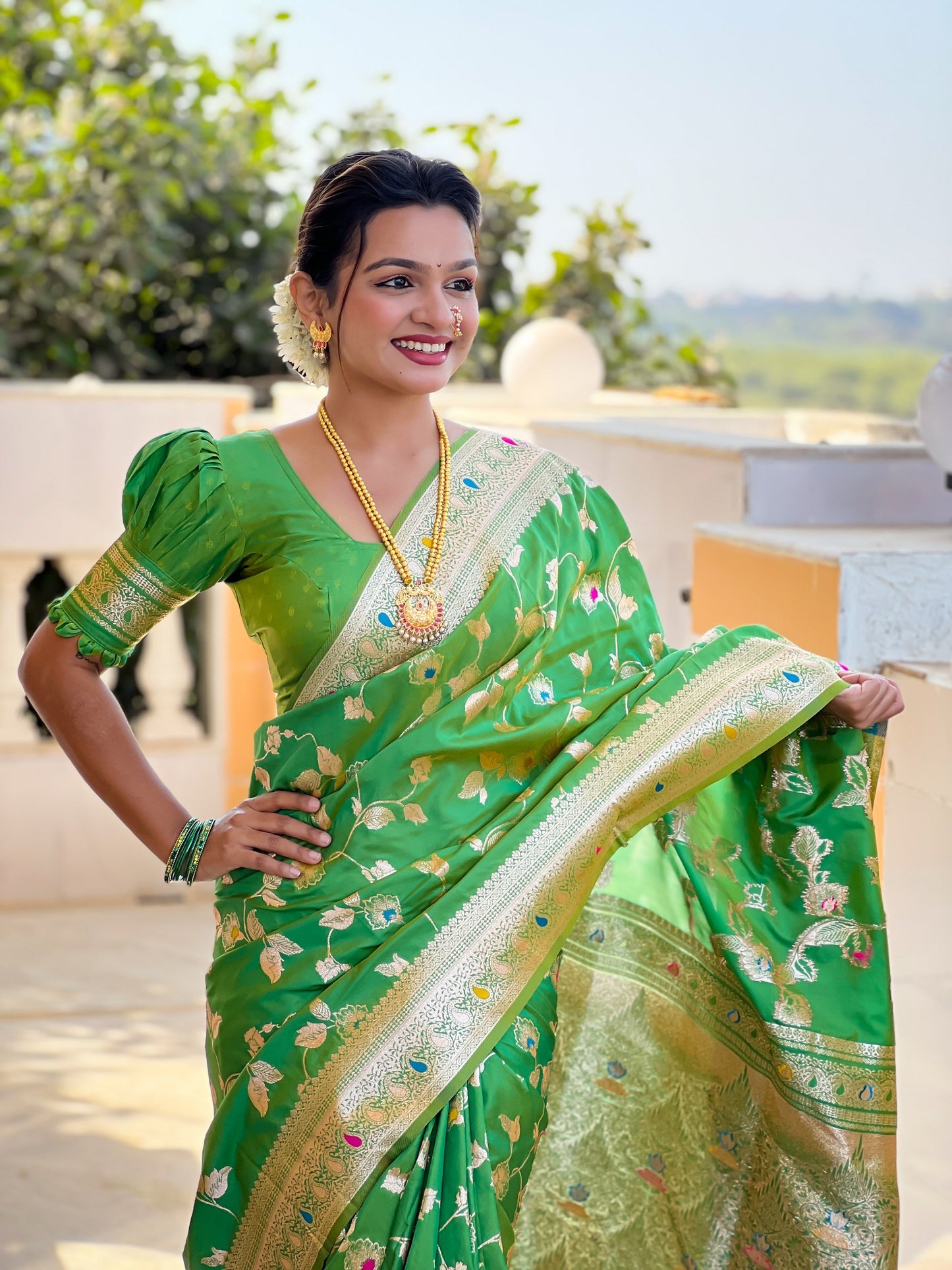 Vedant Vastram Soft Litchi Silk Banarasi Silk Jacquard Saree - Parrot