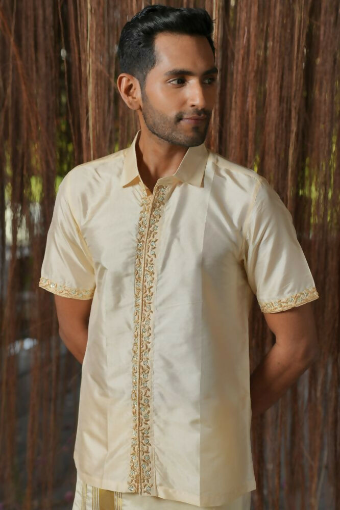Sandstone Kanjivaram Machien Embroidered Pattu Set by Hilo Design