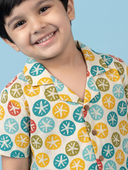 Breathables Woven Cotton Half Sleeves Colourful Star Fish Shirt & Shorts Multicolour