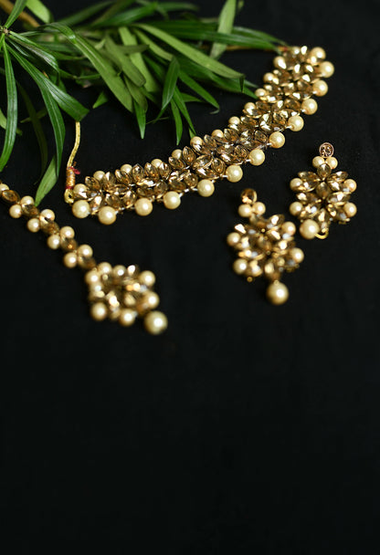 Mominos Fashion Johar Kamal Gold-Polished Brass Finish Kundan/Pearls Choker For Women (Golden)
