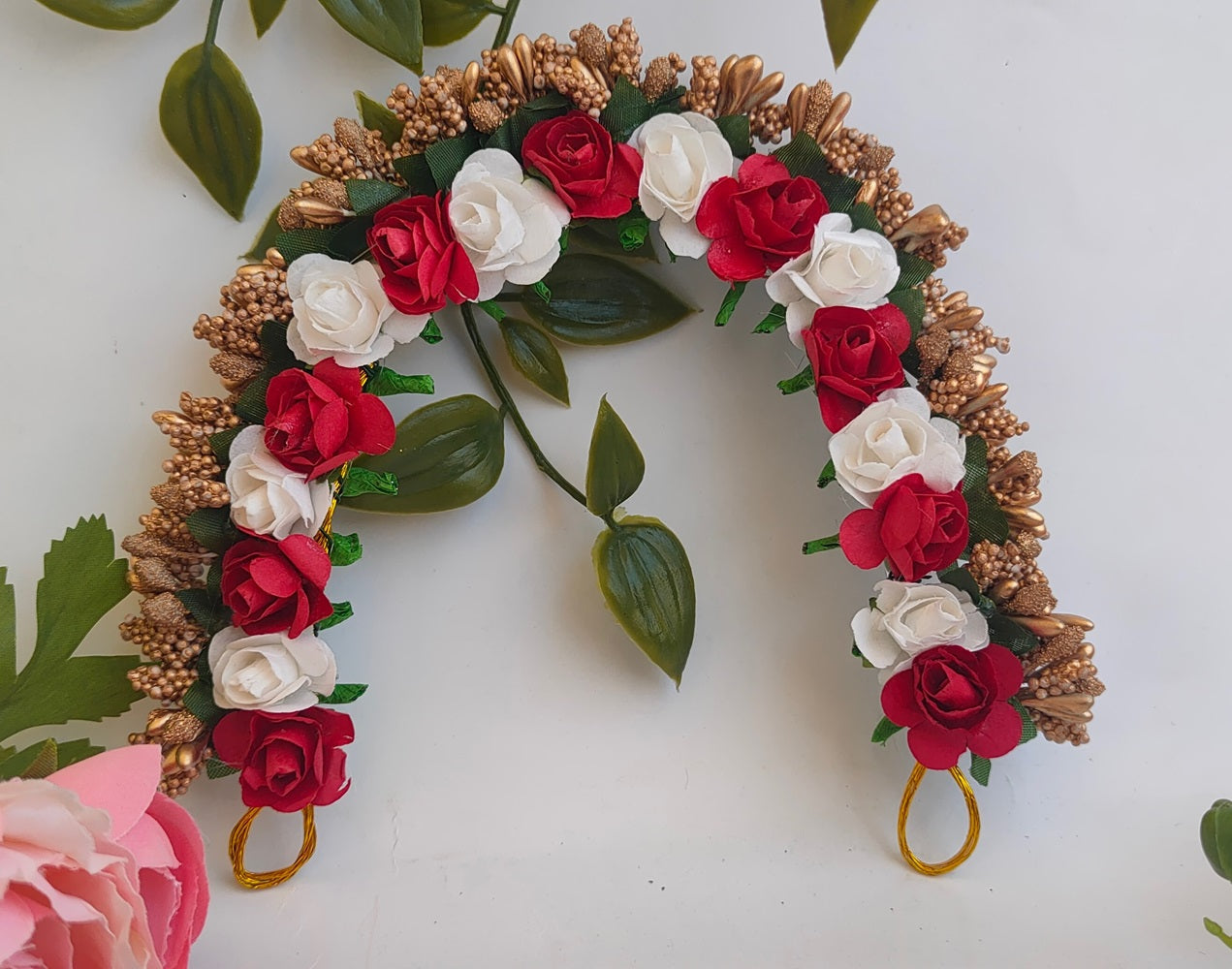 Maroon & white Rose Gajra