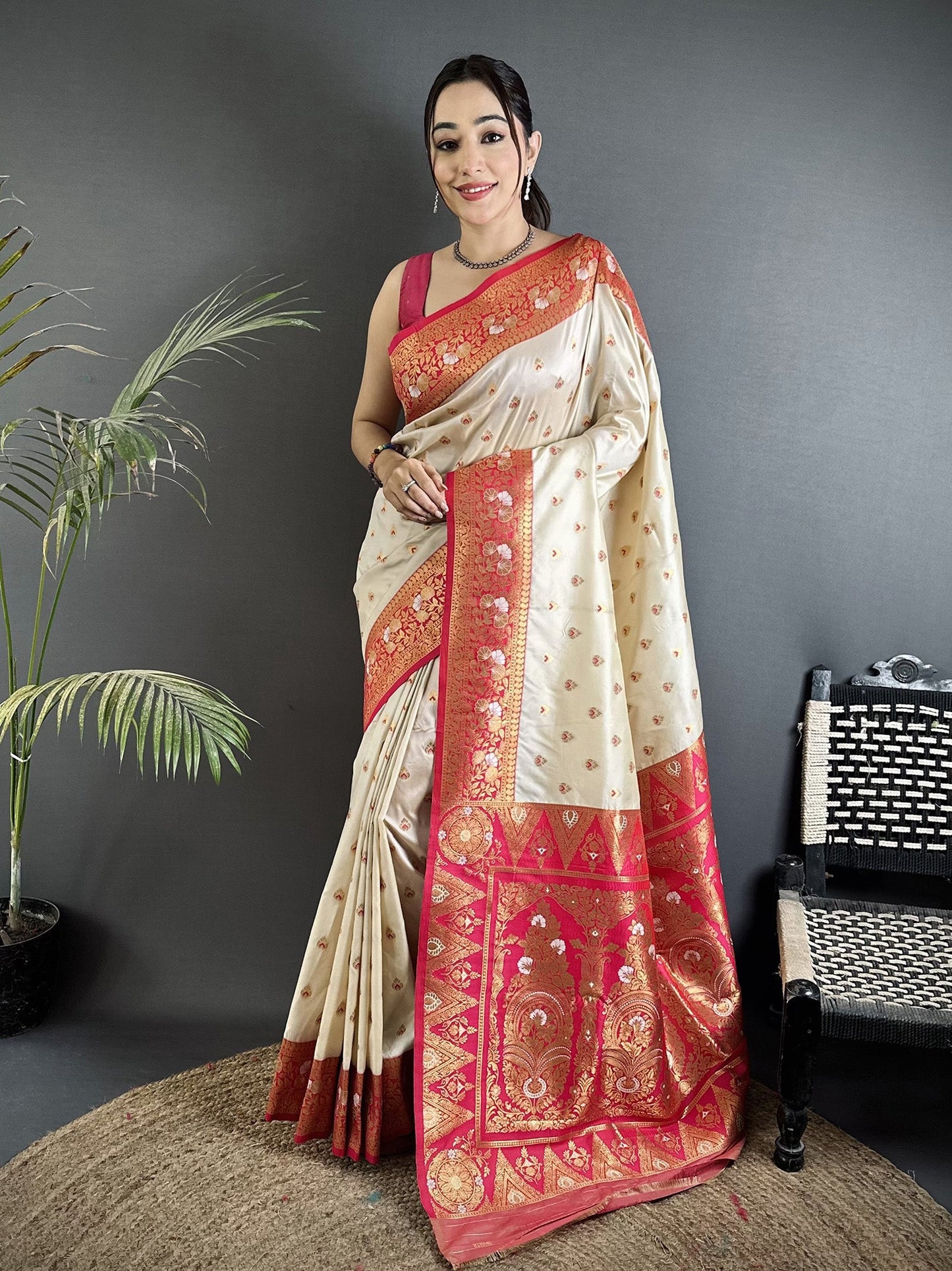 Elora Off White Soft Silk Intricate Motifs Zari Weaving Banarasi Saree With Contrast Weaving Border