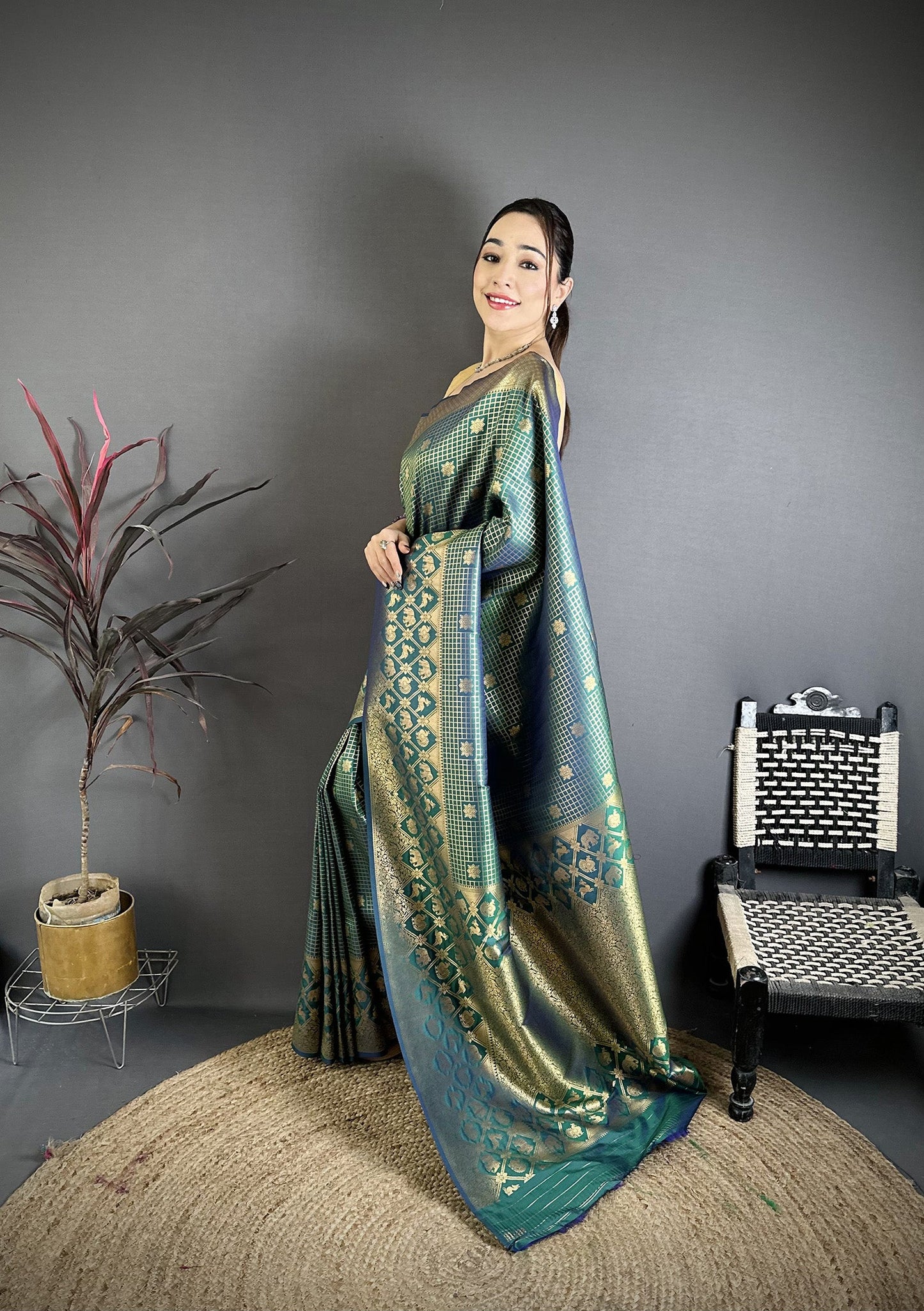 Elora Rama Green Banarasi Soft Silk Checked Body With Floral Motifs South Pattu Saree