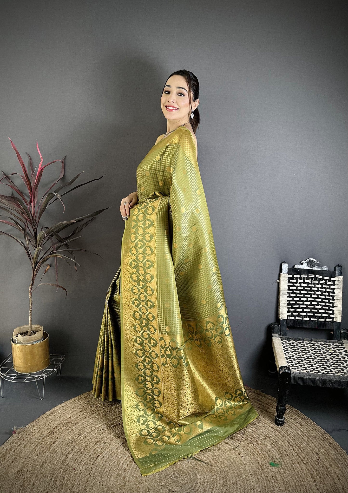 Elora Olive Banarasi Soft Silk Checked Body With Floral Motifs South Pattu Saree