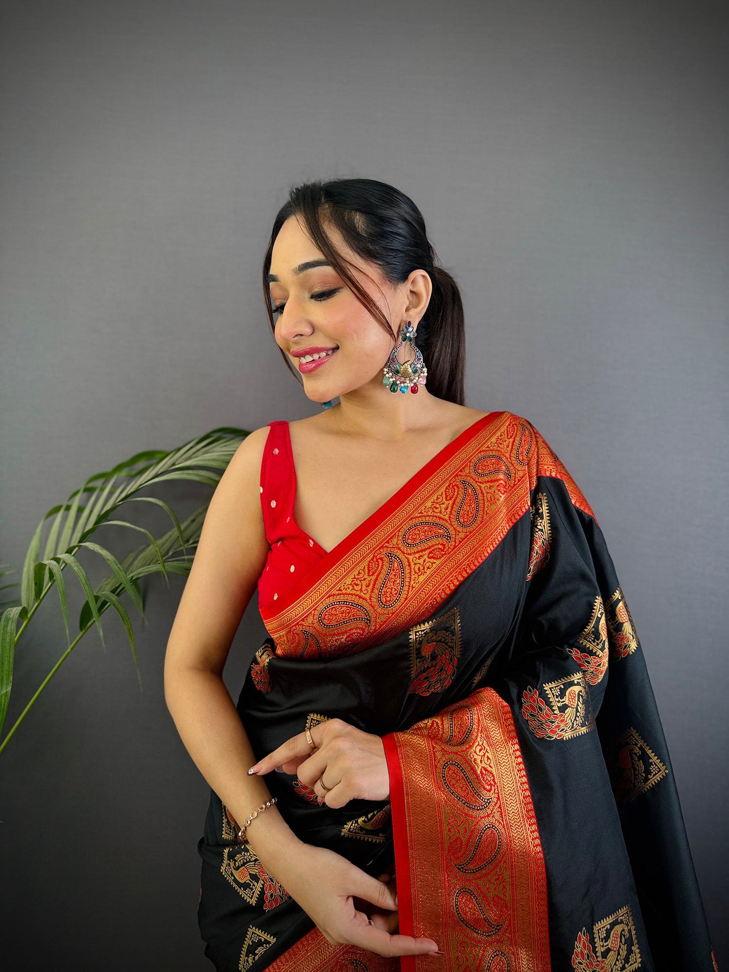 Elora Black Soft Silk Peacock Pattern Zari Weaving Contrast Border Banarasi Saree