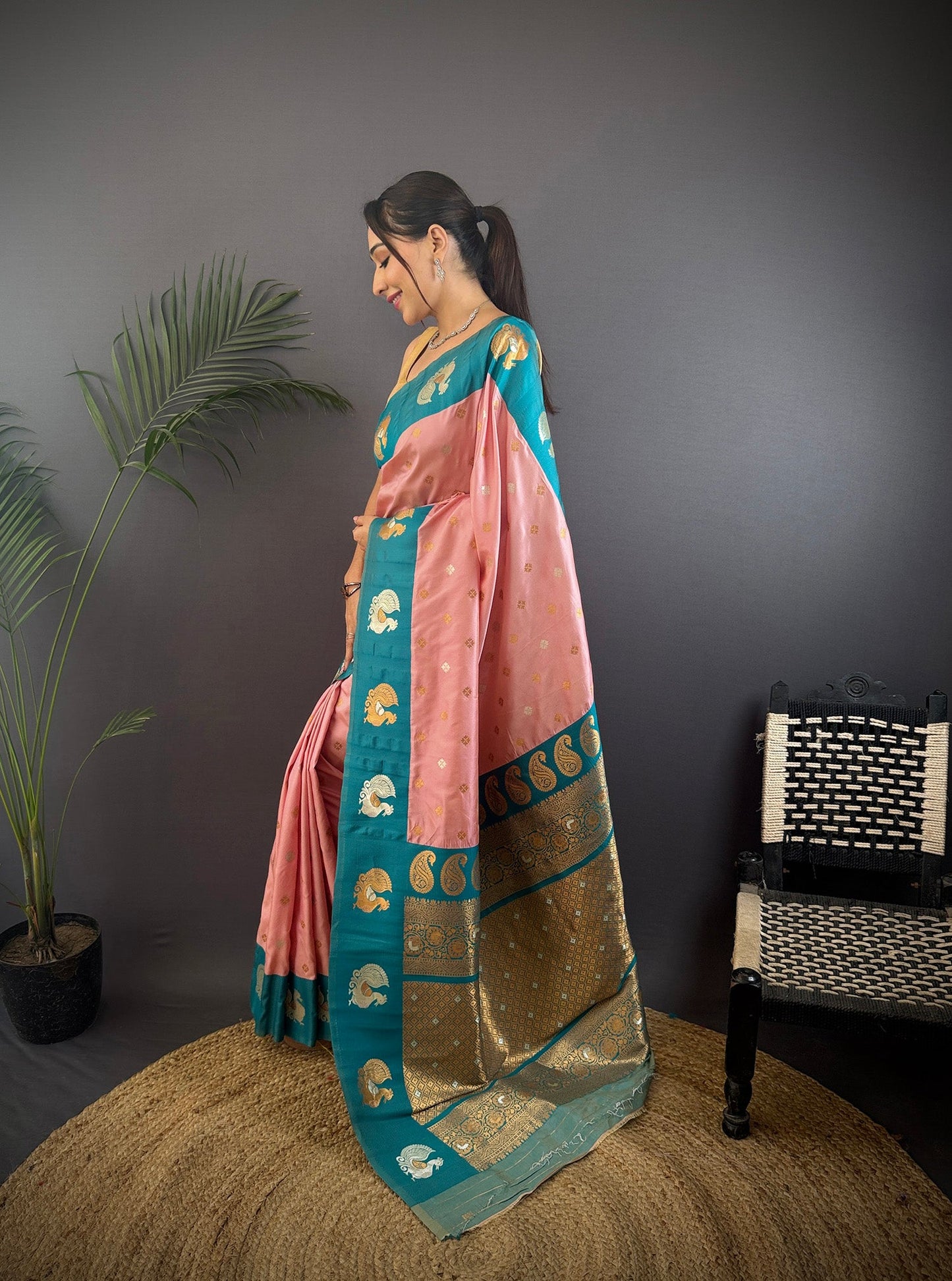 Elora Light Pink Soft Silk Butti Zari Weaving Contrast Weaving Border Banarasi Saree