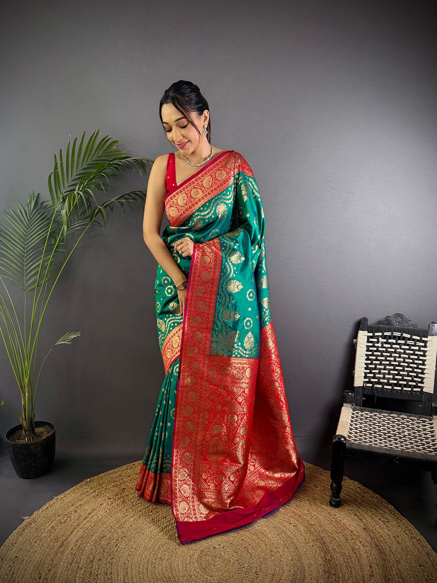 Elora Green Soft Silk Butti Zari Weaving Contrast Weaving Border Banarasi Saree