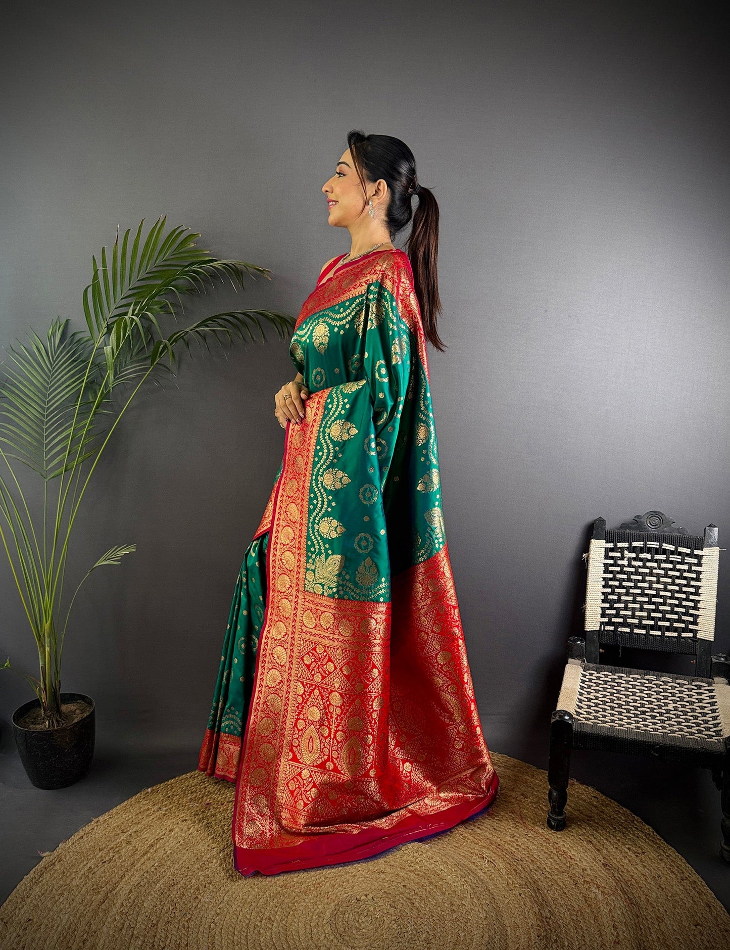 Elora Green Soft Silk Butti Zari Weaving Contrast Weaving Border Banarasi Saree