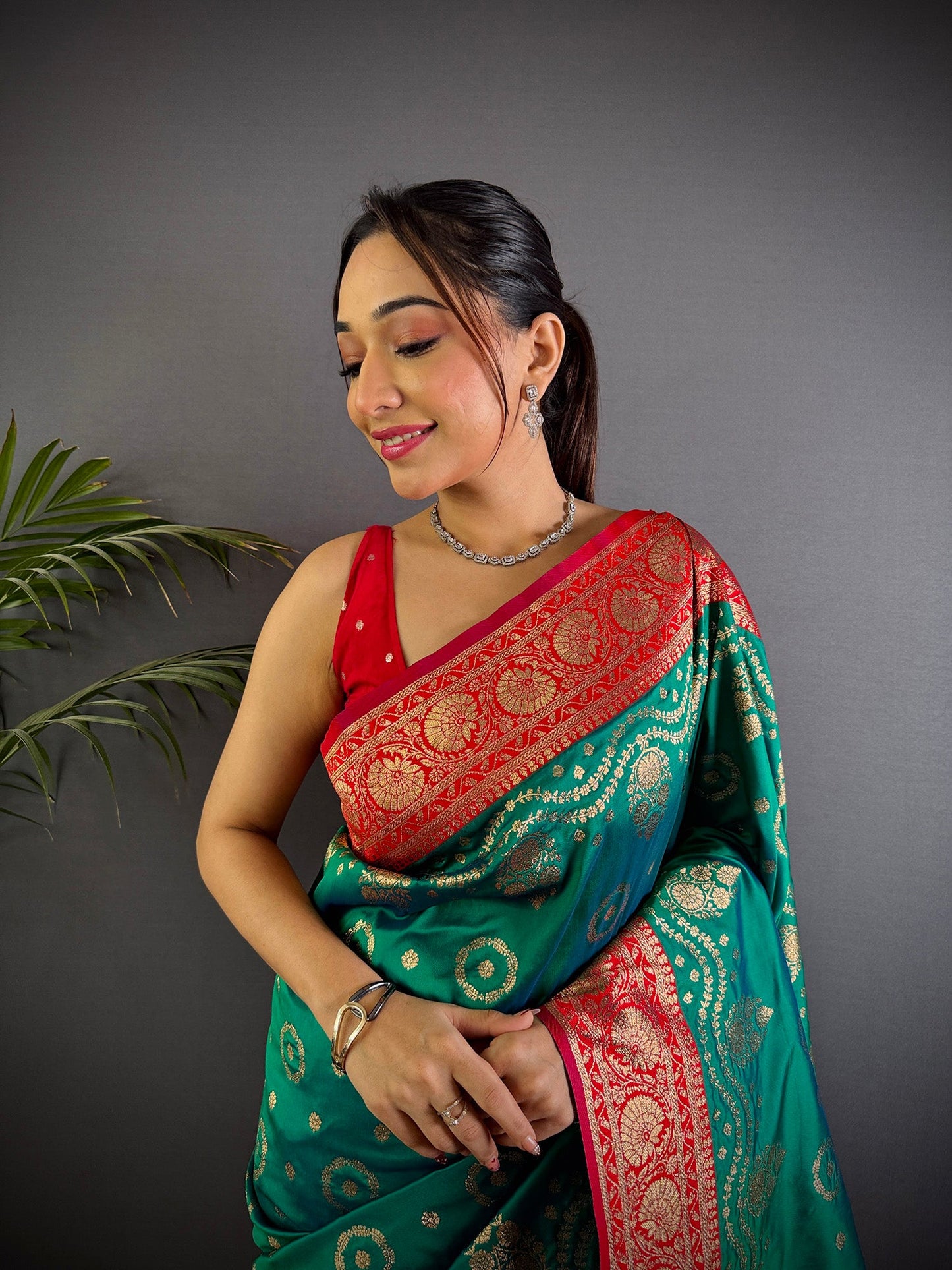 Elora Green Soft Silk Butti Zari Weaving Contrast Weaving Border Banarasi Saree