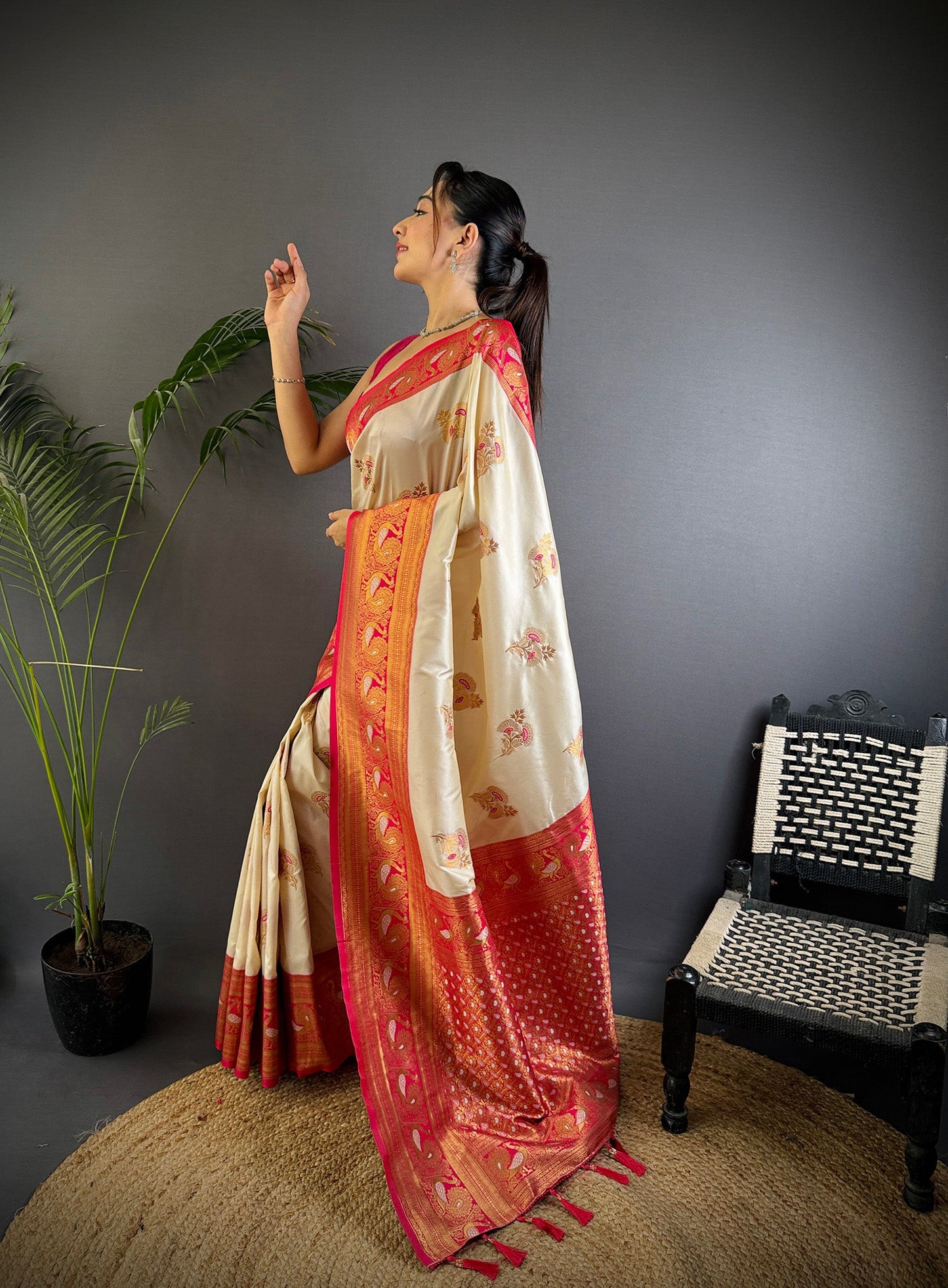 Elora White Soft Silk Floral Butta Zari Weaving Banarasi With Peacock Zari Weaving Border
