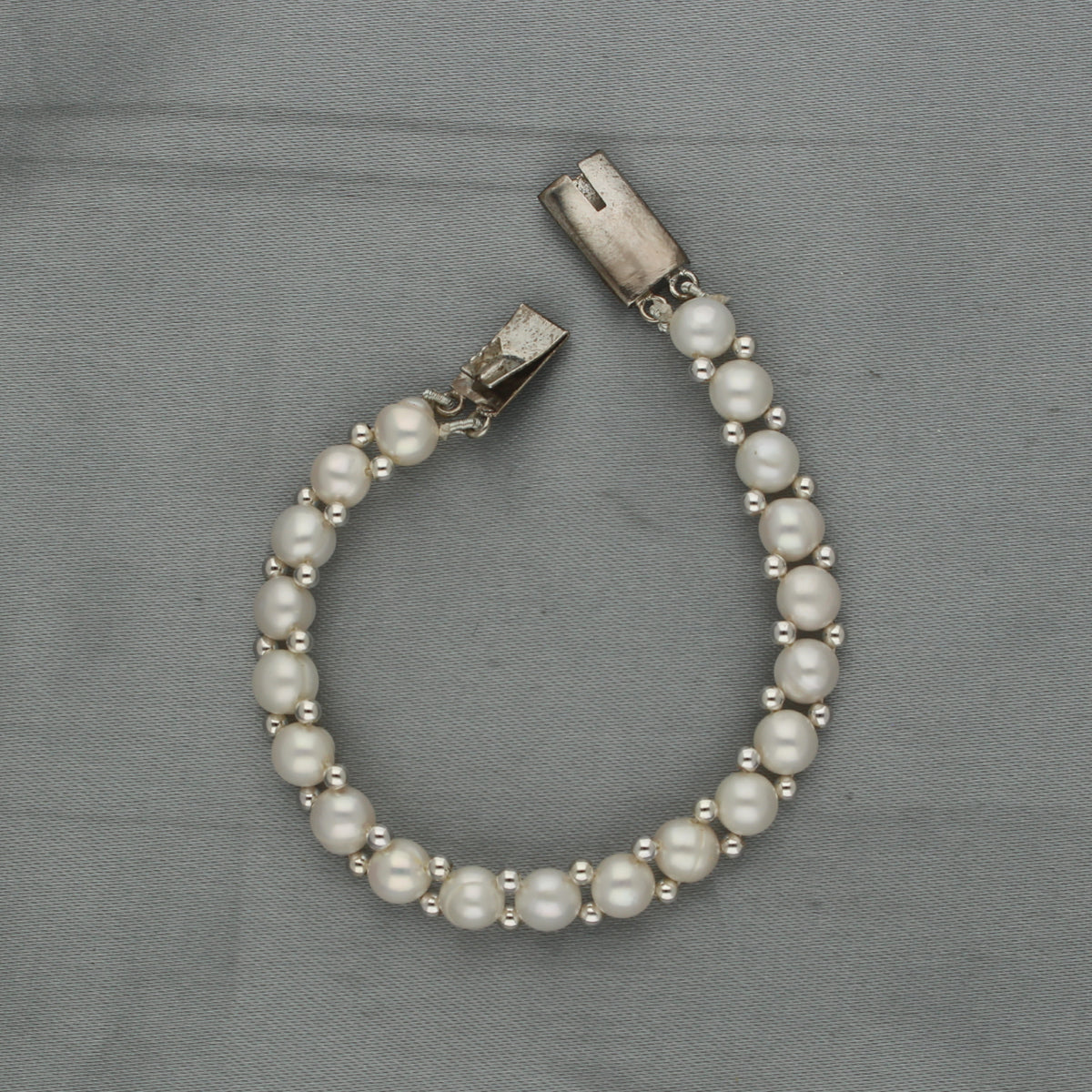 J Pearls Charm 1 Line Pearl Bracelet