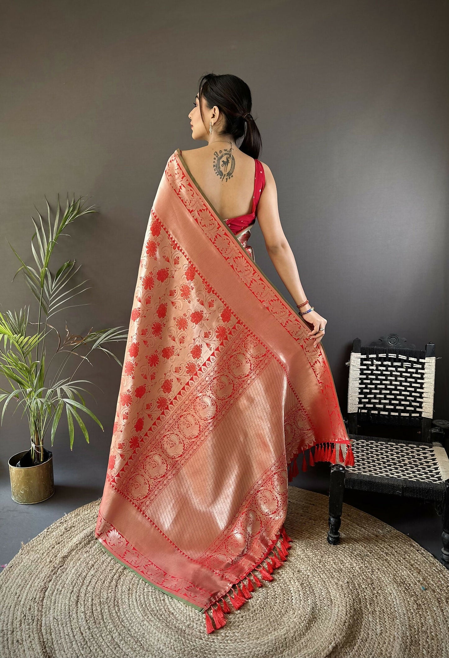 Joban Fashion Peach Flower Jall Pattern Soft Silk Banarasi Saree
